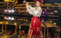 饭桌上张开腿让公看欧美片